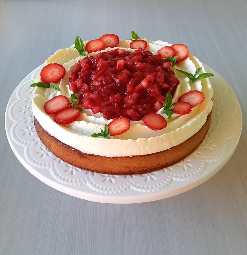 Liis Kadaja küpsetatud maasikakook vahukoorega