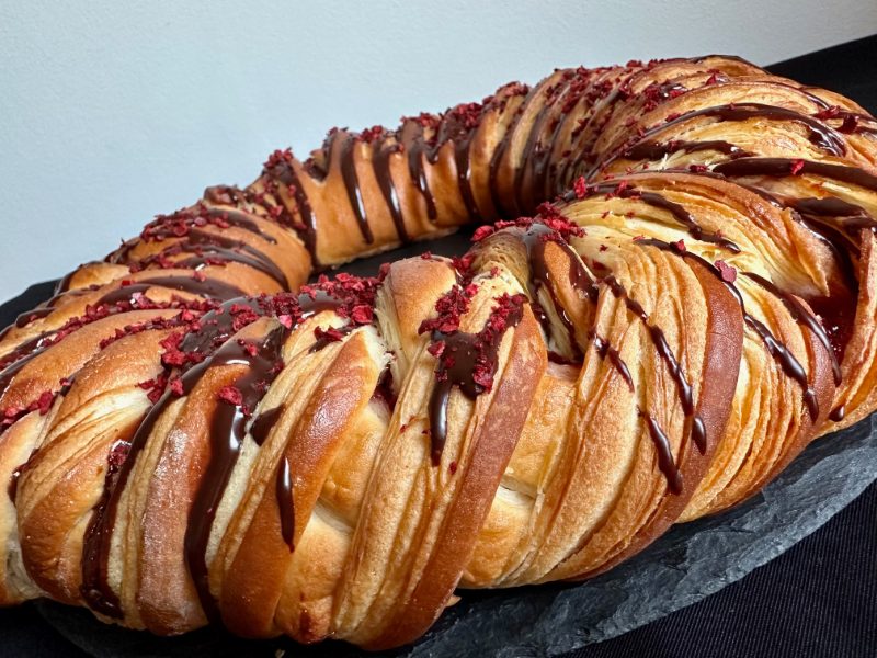 Šokolaadi ja vaarikatega pärmi-lehttaignakringel